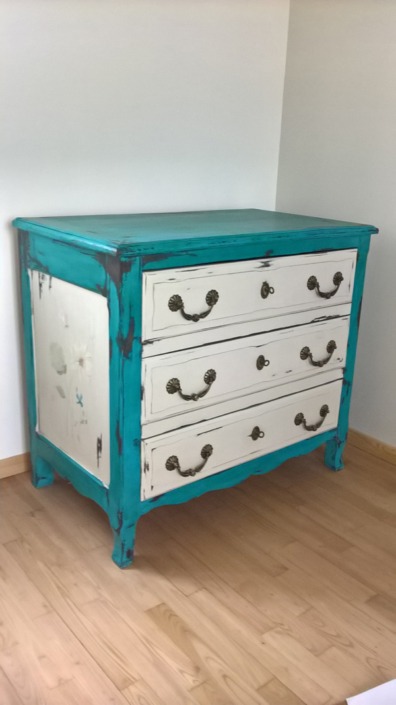 commode turquoise avec décor peint floral latéral